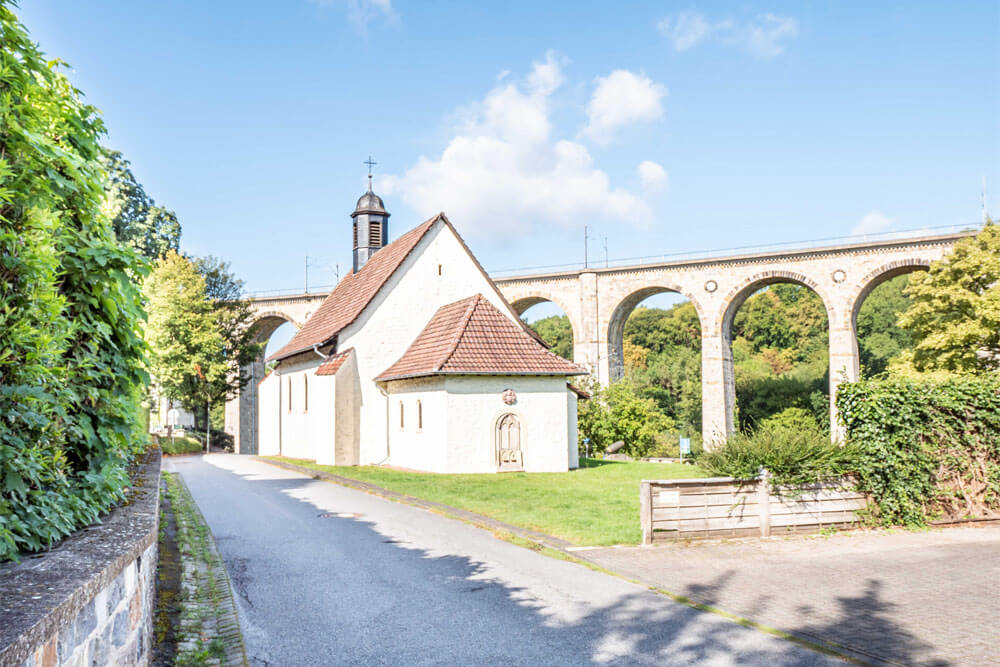 Mit Blick auf den Viadukt in Altenbeken