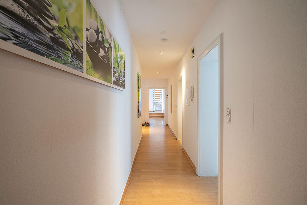 Langer Flur mit abgehenden Zimmern - Ihr Immobilienmakler KRAN IMMO in Paderborn