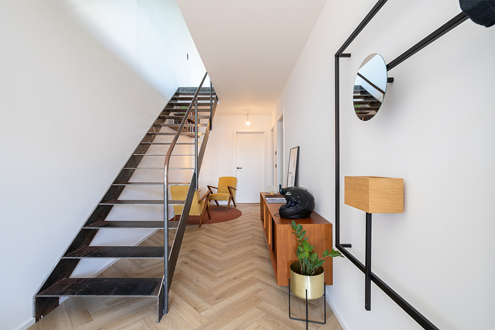 Moderner Eingangsbereich mit schwarzen stilvollen Akzenten - Ihr Immobilienmakler KRAN IMMO in Paderborn