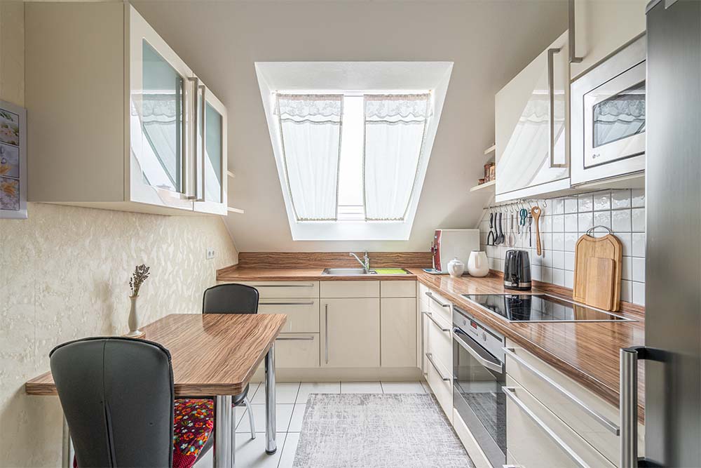 Helle Küche mit Schrägen und Fenster- Ihr Immobilienmakler KRAN IMMO in Paderborn