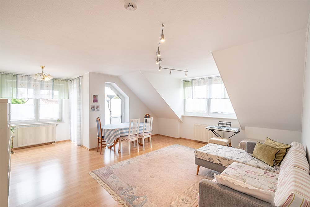Helles und geräumiges Wohnzimmer mit Schrägen- Ihr Immobilienmakler KRAN IMMO in Paderborn