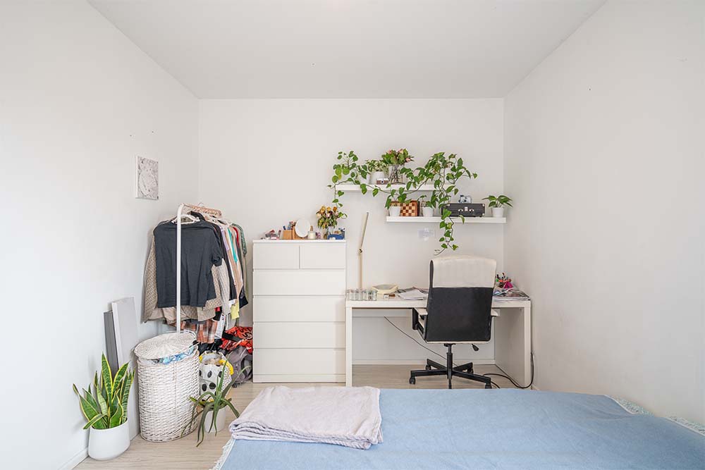 Helles und geräumiges Schlafzimmer mit Bett und Schreibtisch- Ihr Immobilienmakler KRAN IMMO in Paderborn