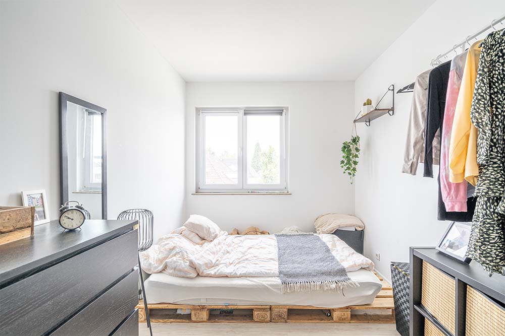 Helles Schlafzimmer mit Bett und Kommoden- Ihr Immobilienmakler KRAN IMMO in Paderborn