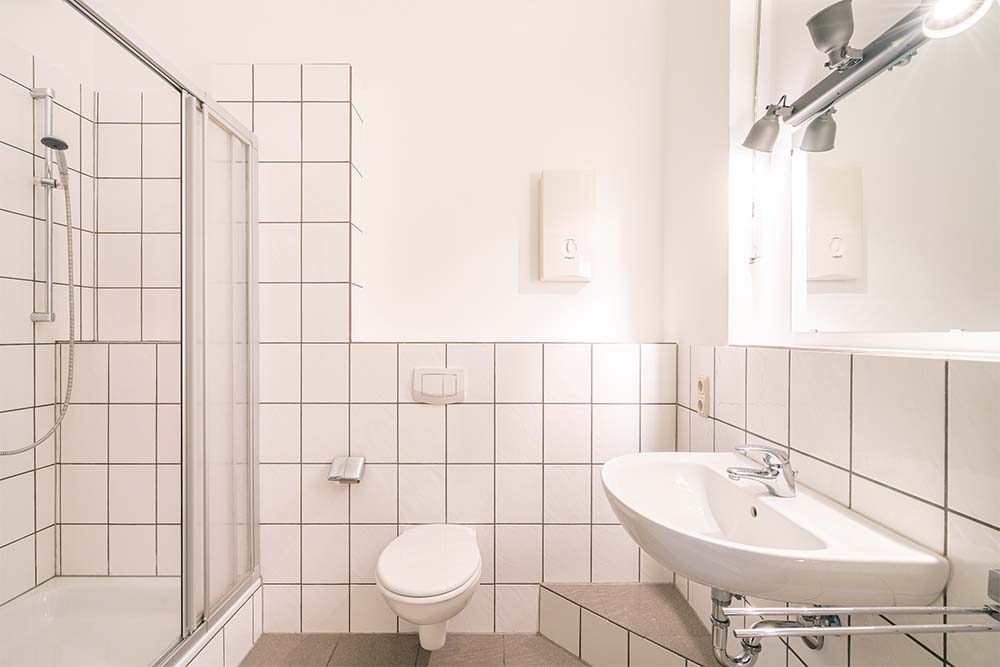 Gefliestes Badezimmer- Ihr Immobilienmakler KRAN IMMO in Paderborn